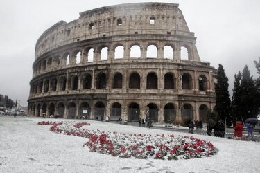 Coliseo romano, cerrado por la nieve