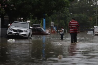Al menos 30 casas inundadas tras fuertes lluvias; mal tiempo seguirá por 72 horas más