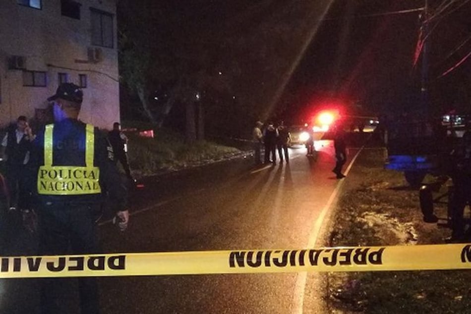 Policía y dos delincuentes mueren tras robo en estación de combustible