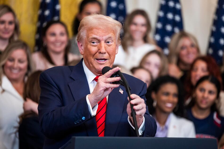 Trump firma una orden para prohibir a mujeres transgénero competir en deportes femeninos