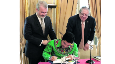 Premian obra de Javier Alvarado