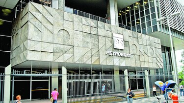 Bloquean venta a Petrobras