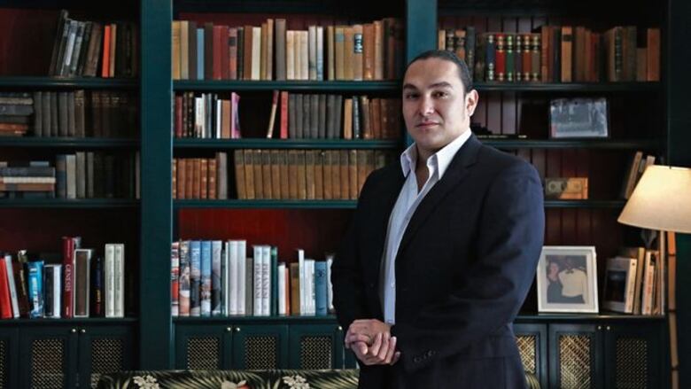 Tenor Juan Pomares gana el tercer lugar en competencia de voz en México