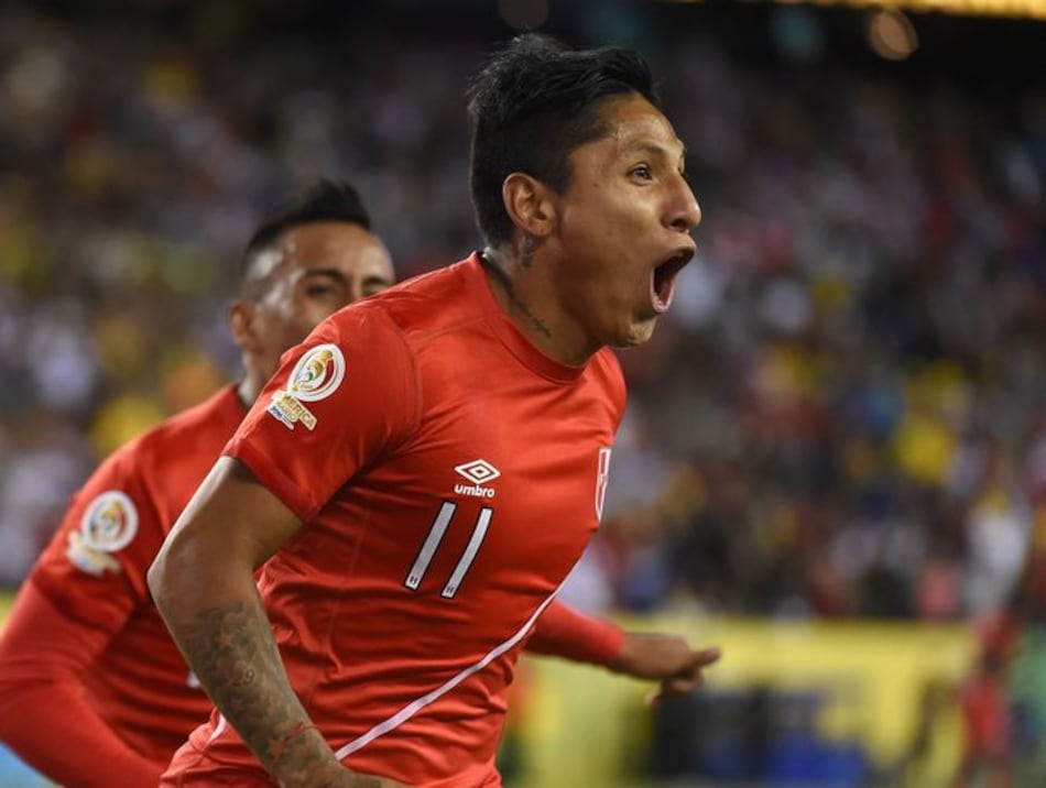 Perú elimina a Brasil con un gol polémico de Ruidíaz