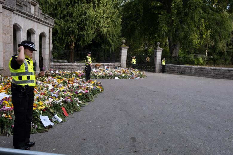 Los escoceses despiden con emoción y serenidad a Isabel en su cortejo fúnebre