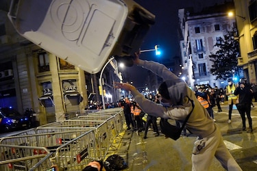 Sexta noche de protestas en Barcelona por el encarcelamiento de rapero