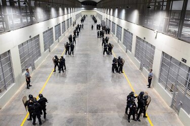 Bukele planea duplicar el tamaño de la megacárcel que alberga a inmigrantes, según WSJ