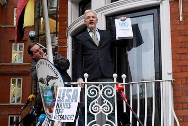 Assange clama 'victoria' desde el balcón de la embajada de Ecuador en Londres