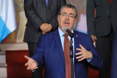 El presidente de Guatemala destituye a ministra por uso indebido de vehículos oficiales