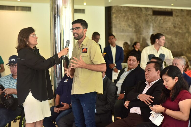 Más de 50 candidatos a diputado firmaron el compromiso por la transparencia