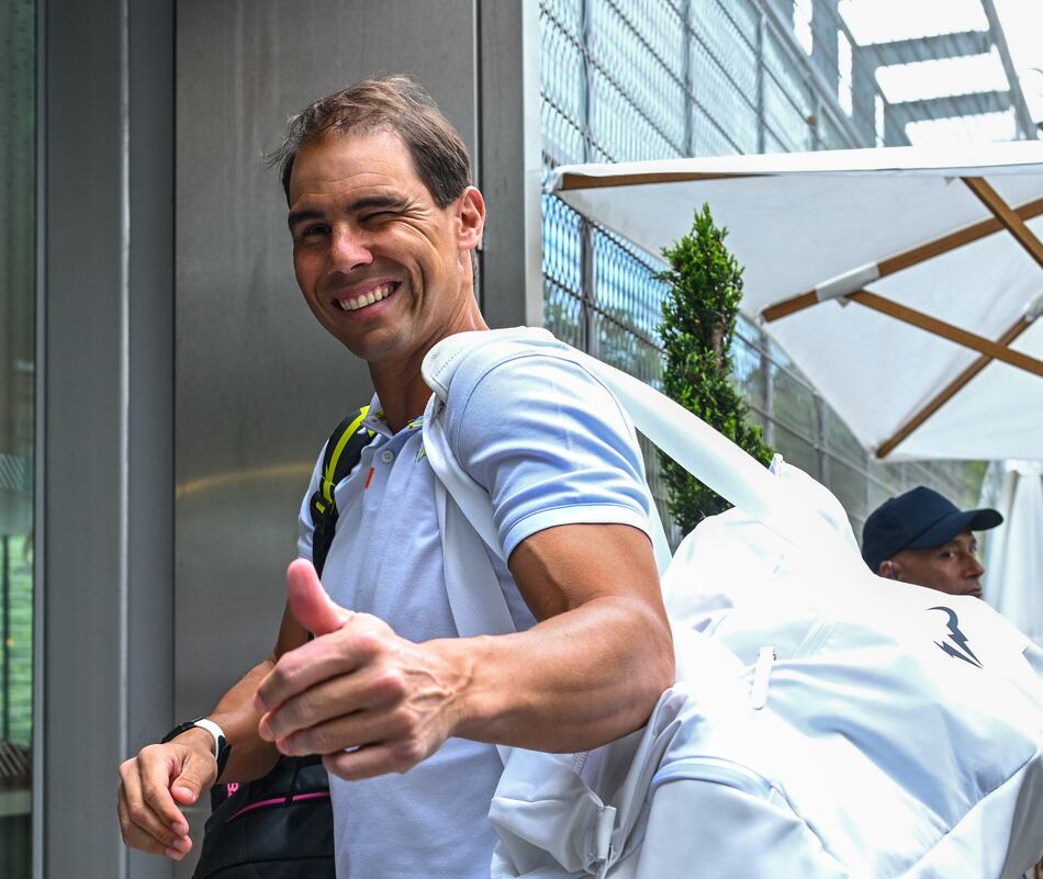 Rafael Nadal llega a París para comenzar los entrenamientos para Roland Garros
