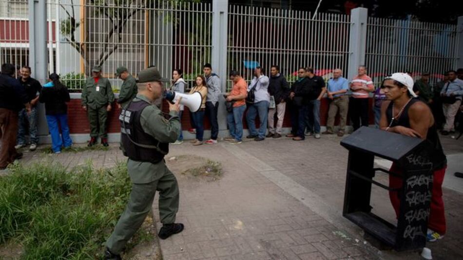 Venezolanos que se comen papeleta de voto, entre incidentes de legislativas