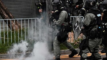 Policía de Hong Kong disuelve a la fuerza una manifestación prohibida