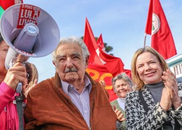 Mujica visita a Lula en la cárcel y lo ve con buen 'ánimo'