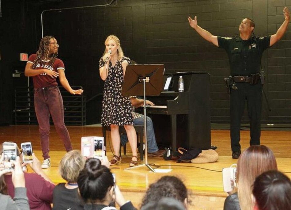 Kristen Bell canta temas de 'Frozen' para refugiados de Irma