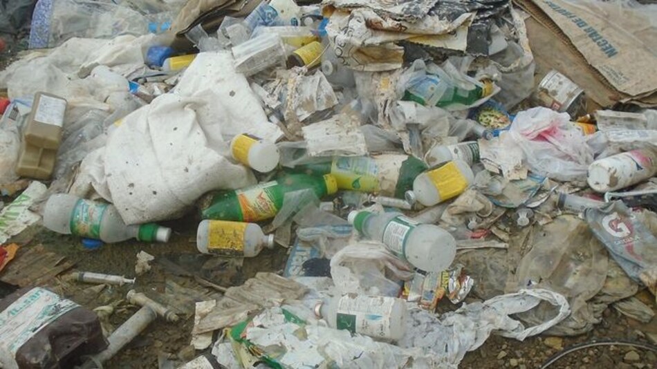 Gran cantidad de envases plásticos llegan a playas de Azuero