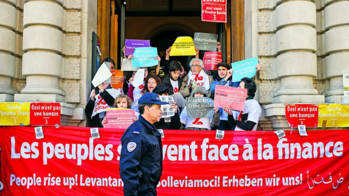 Activistas antifraude bloquearon ayer, jueves, la entrada a la sede en París del banco francés Société Générale, en protesta por su supuesta implicación en la apertura de cuentas en p
