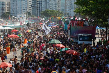 Miles de personas marchan en el Orgullo de Río de Janeiro en contra de la discriminación