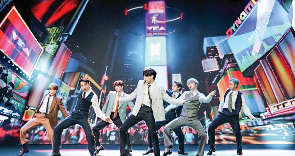 Tres miembros del grupo sensación de K-pop BTS dan positivo en Covid-19