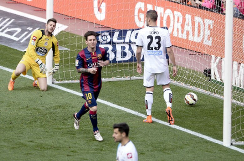 Barcelona empata con doblete de Messi en un Camp Nou rendido a Xavi