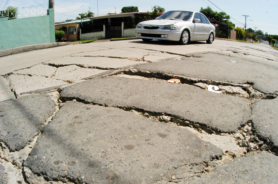 Sancionan ley para que el Estado asuma la reparación de calles en urbanizaciones
