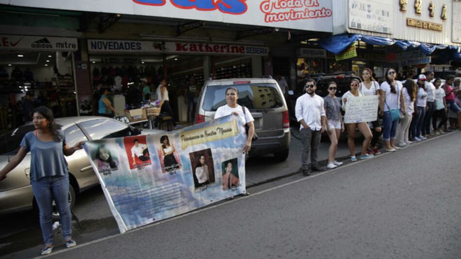 Familiares de jóvenes asesinados en La Chorrera efectúan cadena humana; piden recapturar a Gilberto Ventura