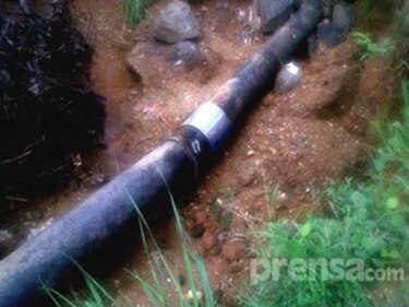 Tubería del Idaan queda expuesta por las lluvias en Los Santos