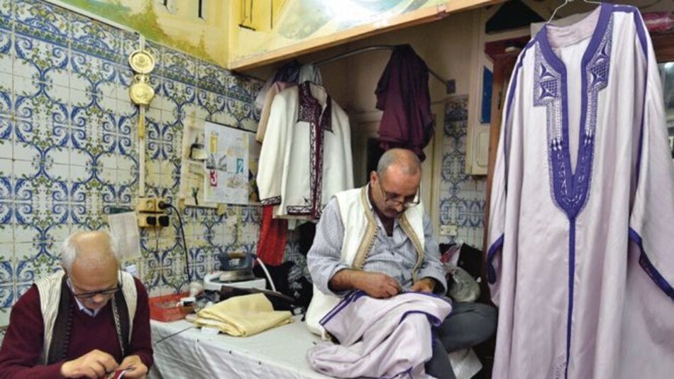 Trajes de jugadores de Túnez son hechos de forma artesanal