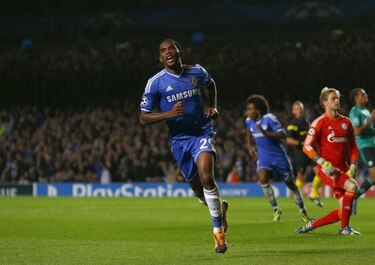 Samuel Eto'o lidera la goleada del Chelsea ante el Schalke