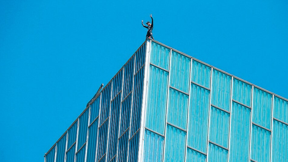 ‘Hombre araña’ francés escala hotel de 29 pisos