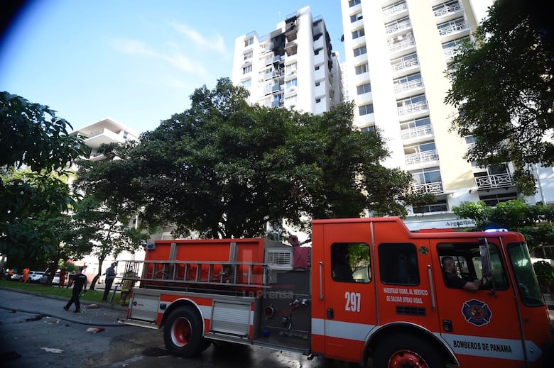 Incendio en un edificio en Vía Argentina deja un muerto; los bomberos y el Ministerio Público abren investigación