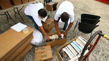Recolecta de libros en el parque Omar