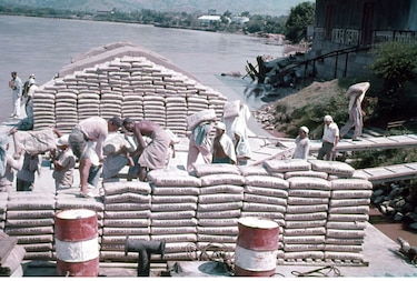 Los pescadores de Isla del Sol en el río Magdalena, 1970