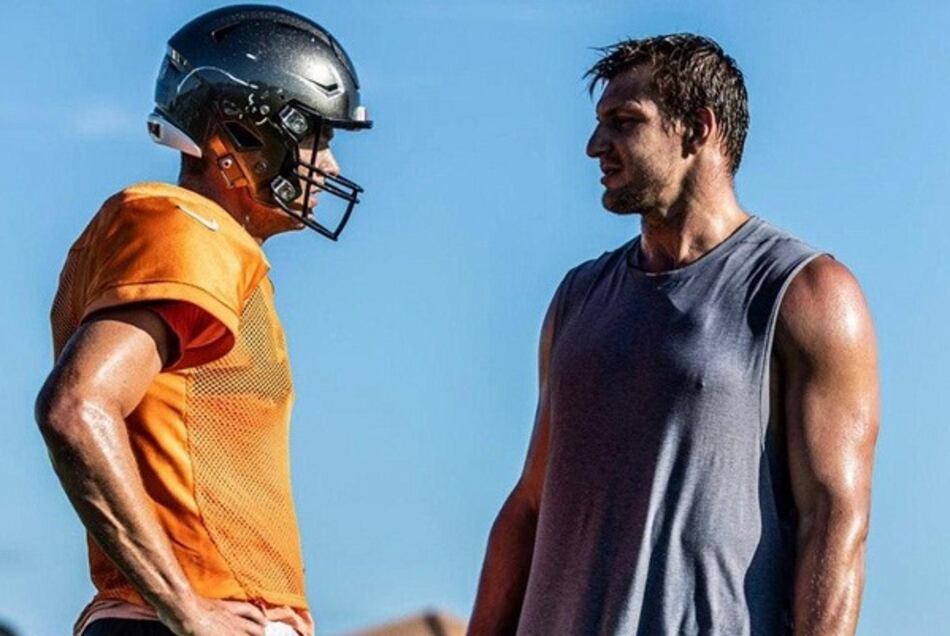 Tom Brady entrena en grupo ignorando recomendaciones contra el coronavirus