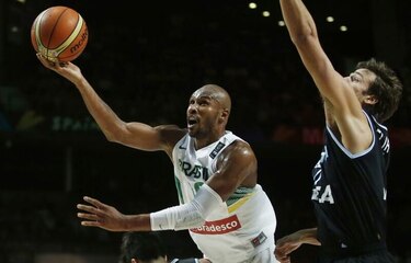 Barbosa y Varejao lideran selección brasileña para Río-2016