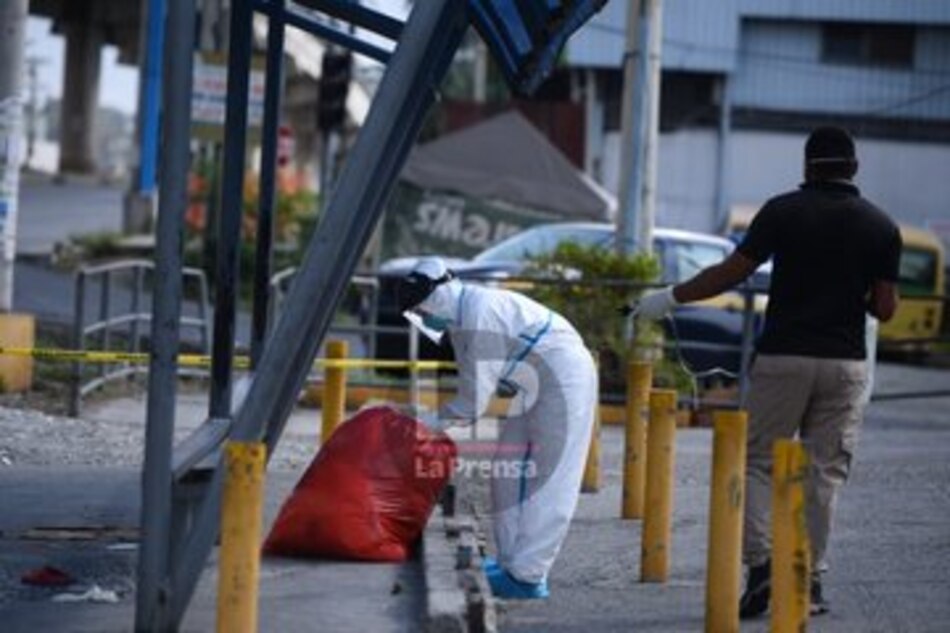 Forenses practican prueba de Covid-19 al cadáver de un indigente encontrado en la vía pública