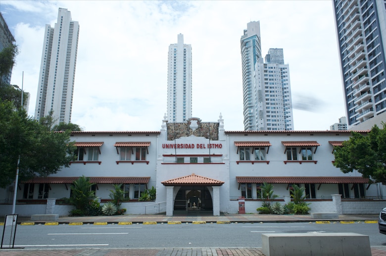 Universidad del Istmo, la U que siempre se mantuvo activa