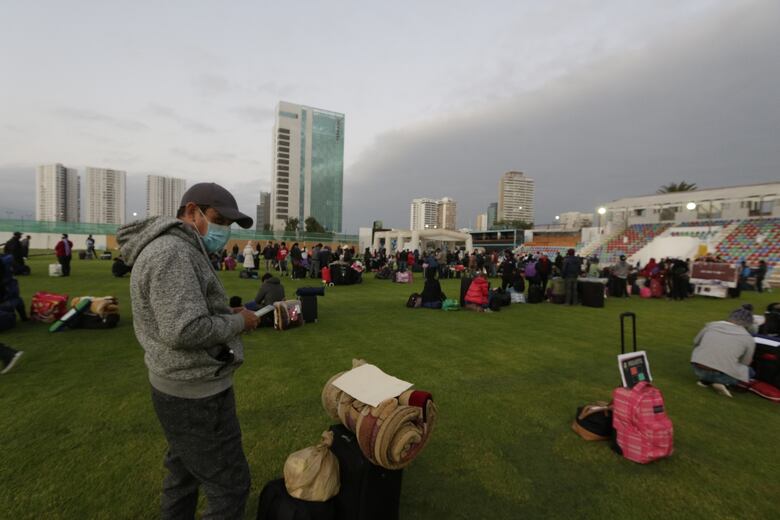 La barrera de la desidia contra los migrantes que buscan volver a su país