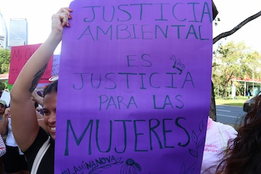 Mujeres panameñas marchan y denuncian precariedad laboral y feminicidios