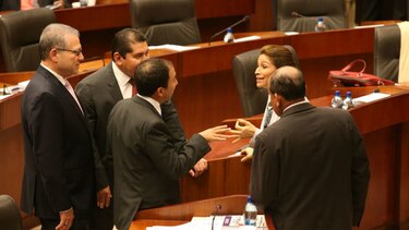 Suspenden hasta mañana el debate de contrataciones públicas