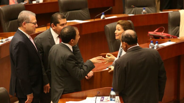 Suspenden hasta mañana el debate de contrataciones públicas