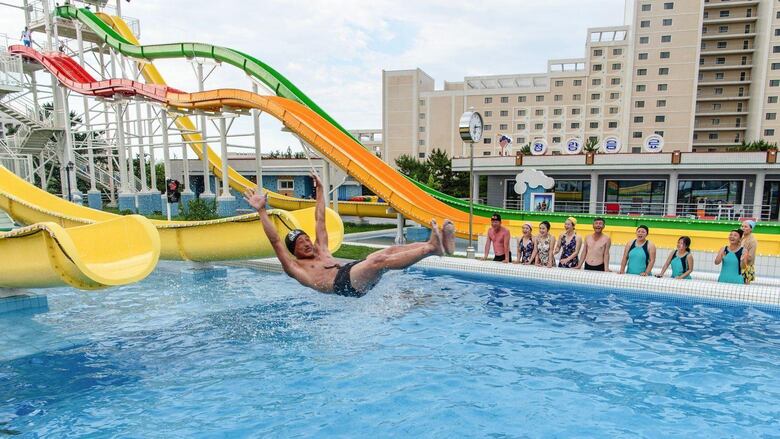 Cómo es el controvertido balneario al estilo Benidorm en Corea del Norte que recibió el primer grupo de turistas rusos