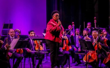 La panameña Electra Castillo es distinguida al dirigir concierto con la Orquesta Sinfónica de El Salvador