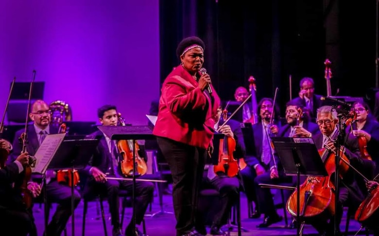 La panameña Electra Castillo es distinguida al dirigir concierto con la Orquesta Sinfónica de El Salvador