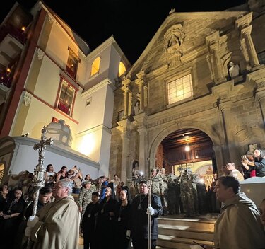 Entre el recogimiento y la fe, cientos de feligreses participaron en la procesión del Viernes de Dolores