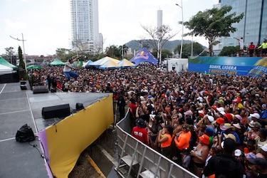 Agua y música en el lunes de Carnaval en la ciudad capital