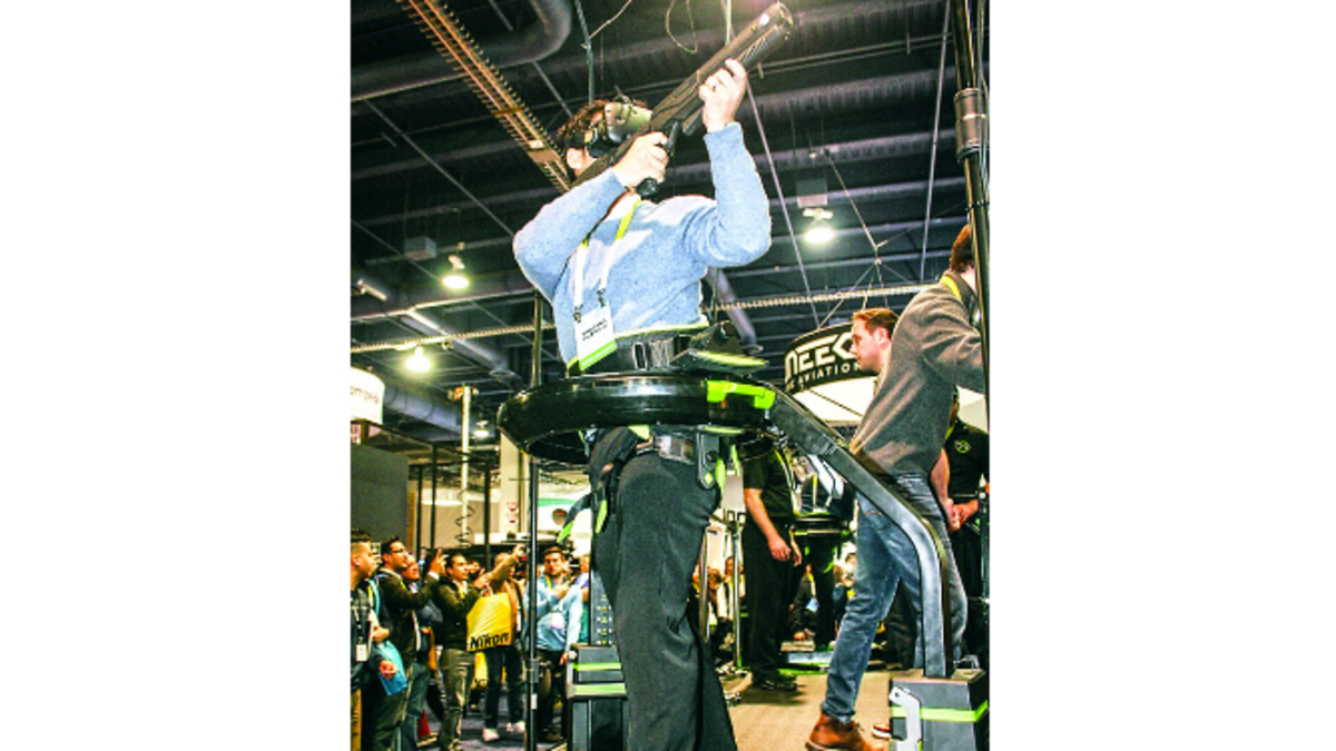 1. Cardboard de Google. 2. Virtuix Omni con gafas Oculus Rift. 3. HTC 'Vive'.