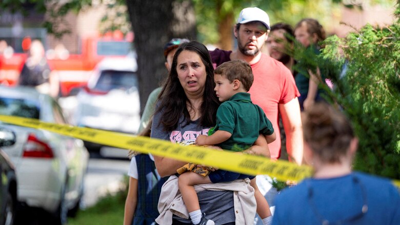 ‘Estaban rezando’: 2 niños muertos y otras 17 personas heridas en un tiroteo en una escuela católica de Estados Unidos