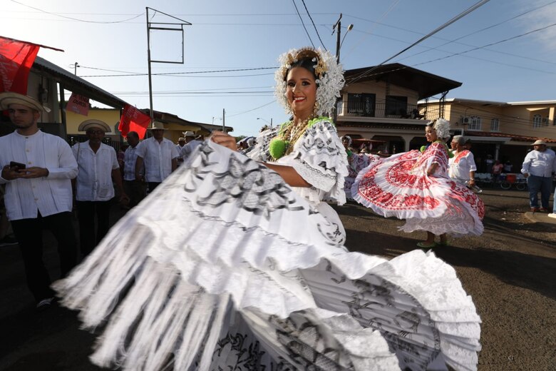 Fotogalería: Tunas de tambores y violines en el Martes de Carnaval en Santo Domingo