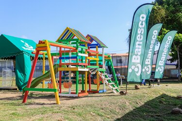 Banesco Panamá presenta en Vista Alegre su segundo Parque de Amor, hecho 100% con descartes plásticos